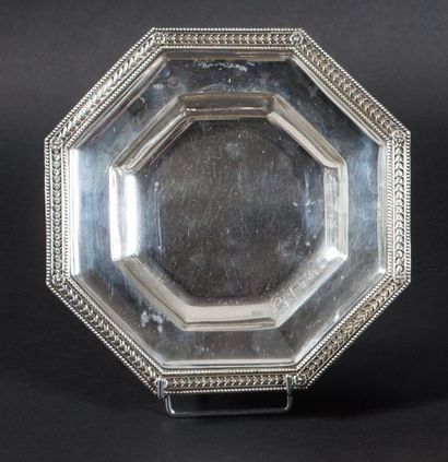 Plateau octogonal en argent
Posant sur quatre...
