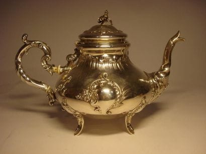 Théière en argent
Modèle quadripode, attaches...