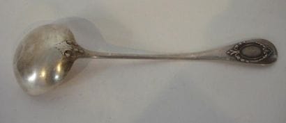 Louche en argent
Modèle baguette, un médaillon...