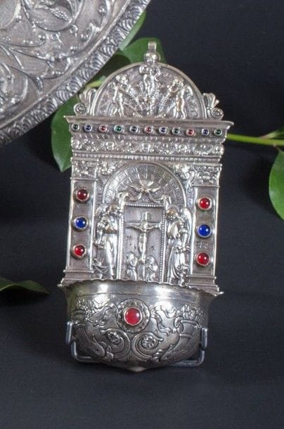 Bénitier en argent
Décor de pierres en cabochons,...
