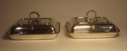 Paire de plats couverts en argent
De section...