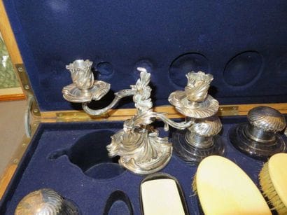 Coffret-nécessaire de toilette de voyage...
