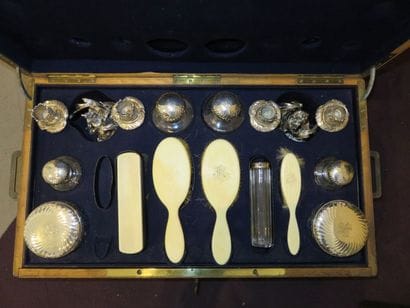 Coffret-nécessaire de toilette de voyage...