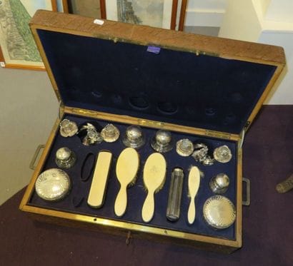 Coffret-nécessaire de toilette de voyage...