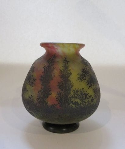 DAUM Nancy
Vase pansu sur talon en verre...