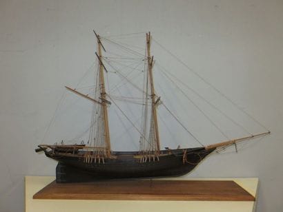 Maquette de goélette américaine à huniers.
Garde...