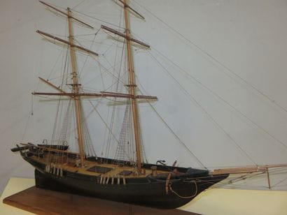 Maquette de goélette américaine à huniers.
Garde...