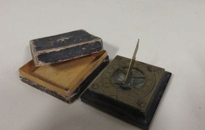 Cadran solaire de table en laiton sur une...