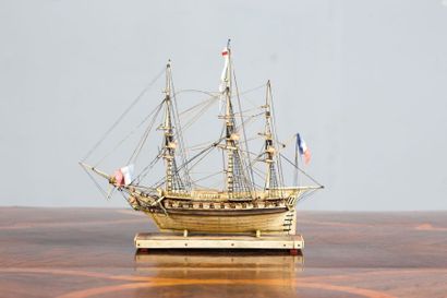 Maquette de ponton en os
Frégate à trois...
