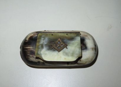 Tabatière maçonnique en corne formée de deux...