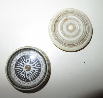 Boussole de poche.
Boitier en ivoire tourné....