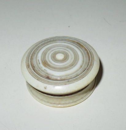 Boussole de poche.
Boitier en ivoire tourné....