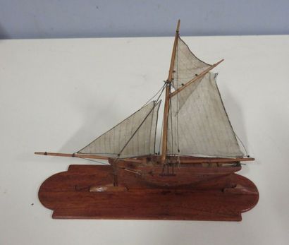 Maquette de cotre présenté sous voiles. La...