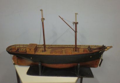 Maquette d'une coque de cargo à deux mâts...