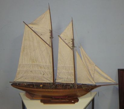 Maquette d'un yacht au gréement de goélette...