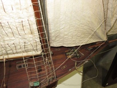 Maquette d'un yacht au gréement de goélette...