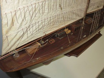 Maquette d'un yacht au gréement de goélette...