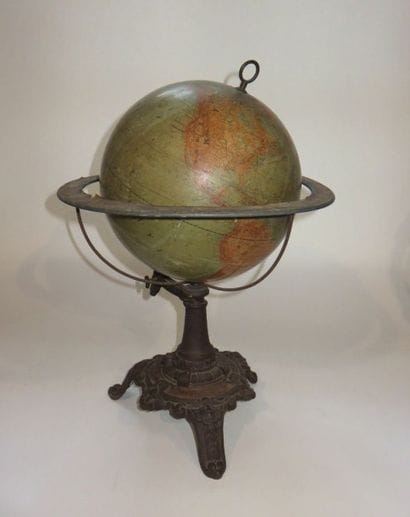Globe terrestre en carton et papier imprimé...