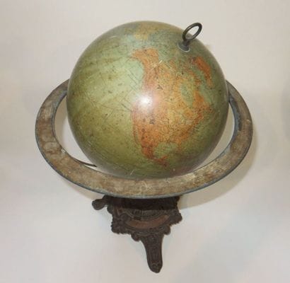 Globe terrestre en carton et papier imprimé...
