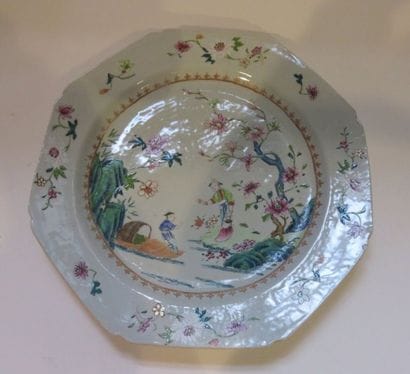 CHINE
Grand plat octogonal en porcelaine...