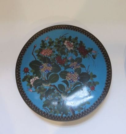 CHINE
Plat rond en émaux cloisonnés à décor...