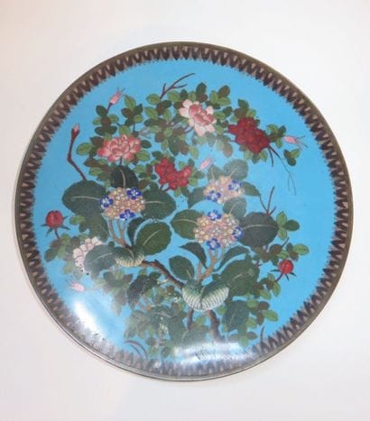 CHINE
Plat rond en émaux cloisonnés à décor...