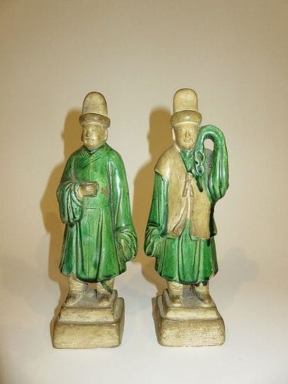 CHINE
Deux dignitaires en grès émaillé vert,...