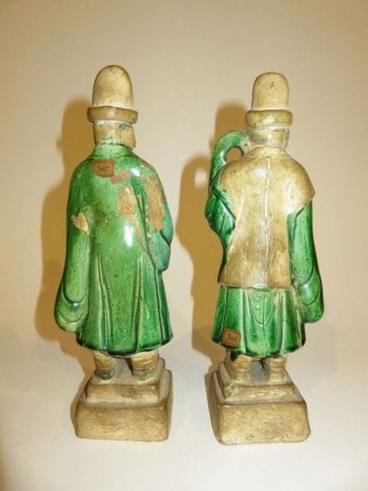 CHINE
Deux dignitaires en grès émaillé vert,...