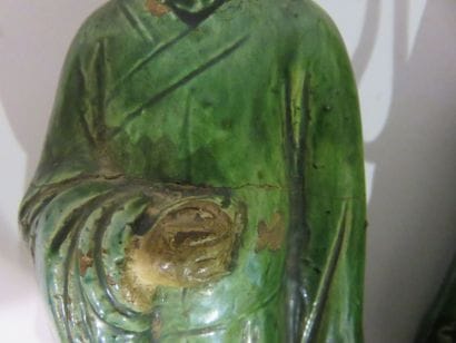 CHINE
Deux dignitaires en grès émaillé vert,...