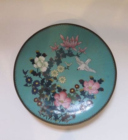 CHINE
Plat rond en émaux cloisonnés à décor...