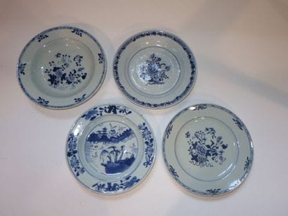 CHINE
Trois assiettes plates et une creuse...