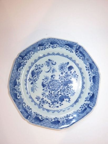 CHINE
Assiette octogonale à décor en bleu...
