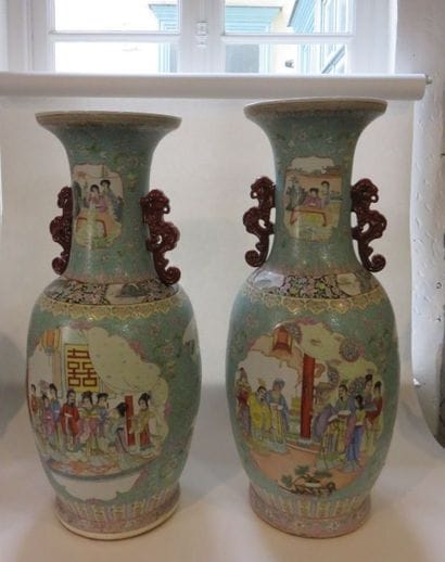 CHINE
Paire de très importants vases en porcelaine...