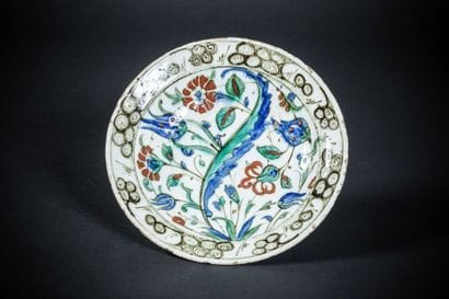 IZNIK, Turquie
Assiette en céramique au bouquet...