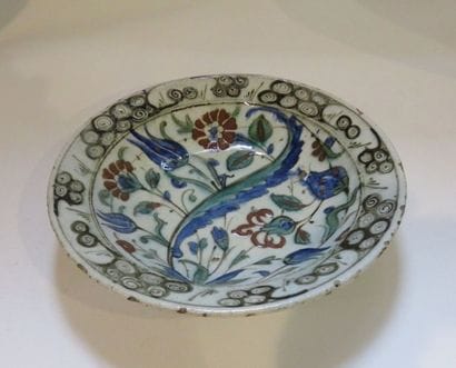 IZNIK, Turquie
Assiette en céramique au bouquet...