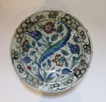 IZNIK, Turquie
Assiette en céramique au bouquet...