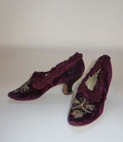Paire de chaussures de femme à talon en velours...