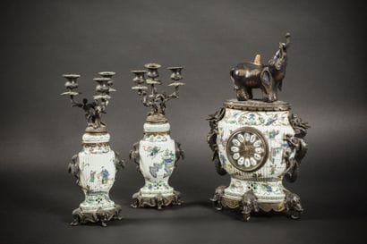 Garniture de cheminée en porcelaine polychrome...