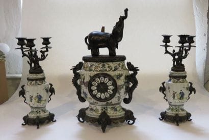 Garniture de cheminée en porcelaine polychrome...