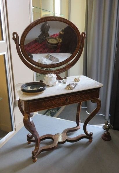 Coiffeuse en marqueterie de buis à filets...