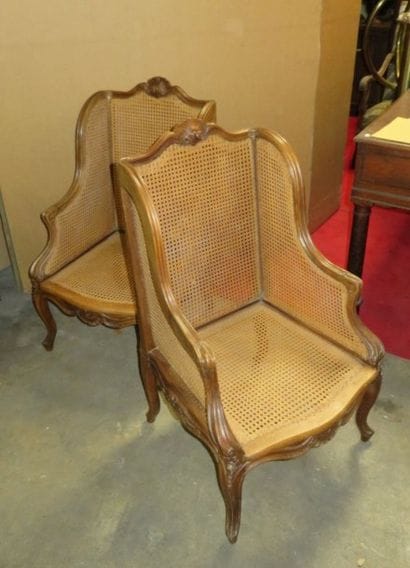 Paire de bergères en noyer mouluré et sculpté...
