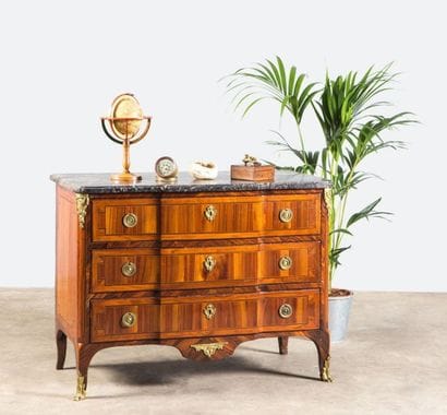 Commode en placage de satiné dans des filets...