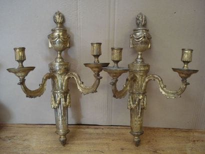 Paire d'appliques en bronze ciselé et doré....