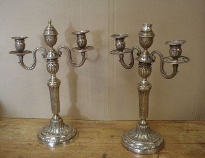 Paire de candélabres en bronze argenté à...