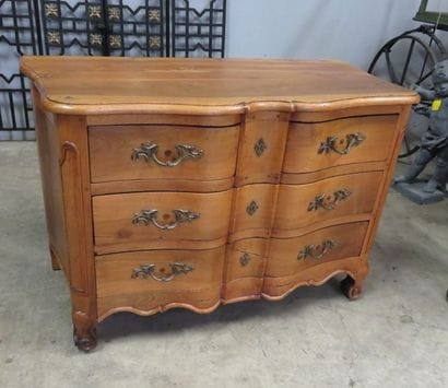 Commode en noyer à façade arbalète ouvrant...