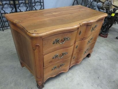Commode en noyer à façade arbalète ouvrant...
