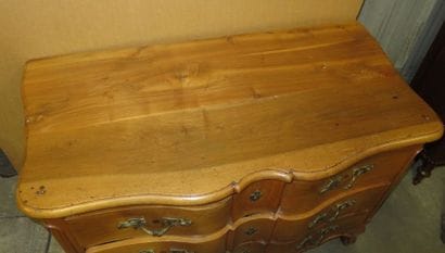Commode en noyer à façade arbalète ouvrant...