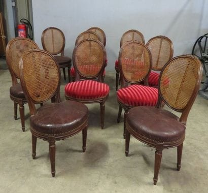 Suite de dix chaises en noyer mouluré et...