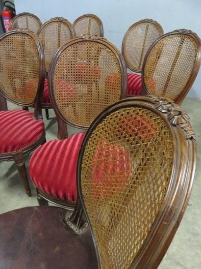 Suite de dix chaises en noyer mouluré et...