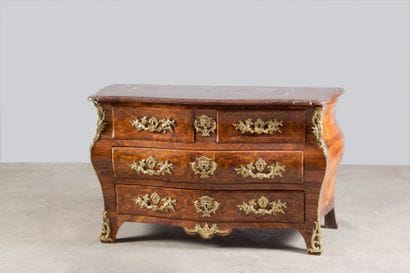 Importante commode tombeau bombée et galbée...